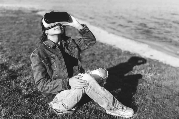 Ung flicka i virtuell verklighet glasögon — Stockfoto