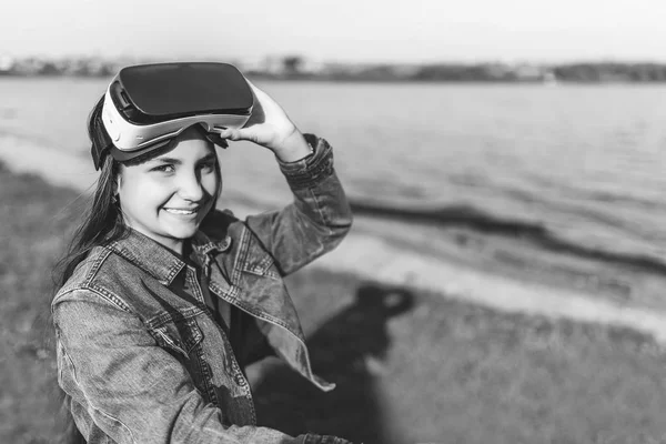 Young girl in virtual reality glasses — Stock Photo, Image