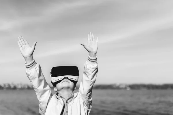 Chlapeček v virtuální realita brýle — Stock fotografie