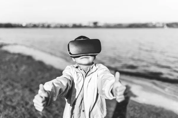 Menino em óculos de realidade virtual — Fotografia de Stock