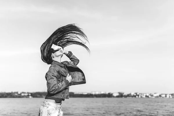 Jeune fille en réalité virtuelle lunettes — Photo