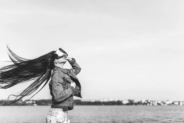 Jeune fille en réalité virtuelle lunettes — Photo