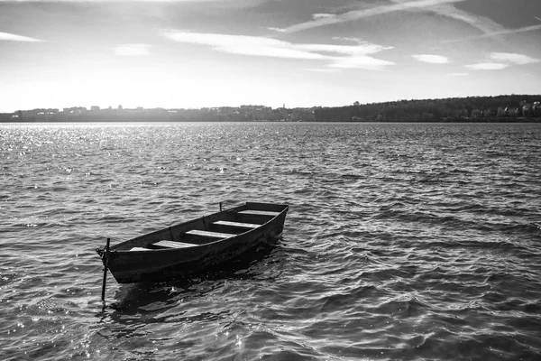 Ensam båt på sjön — Stockfoto