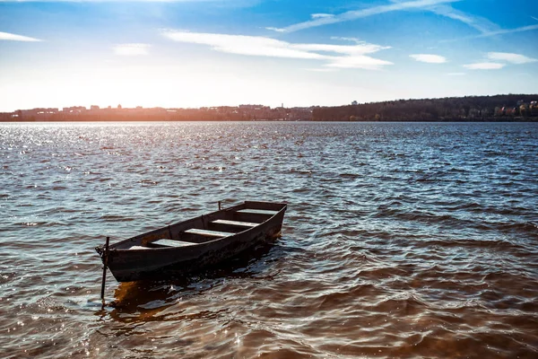 Barco solitario en el lago — Foto de Stock