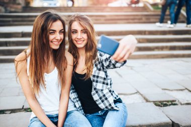Kızlar selfie parkta yapma
