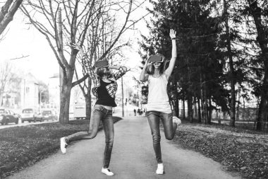 Kızlar sanal gerçeklik gözlükleri tadını çıkarın.