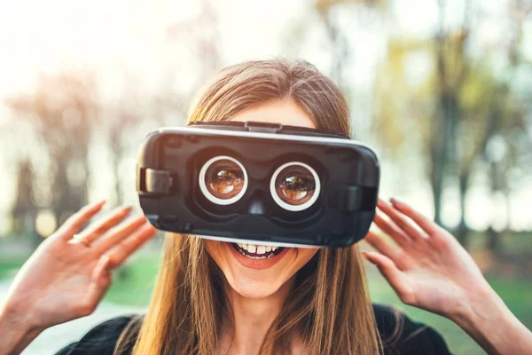 Девушка пользуется очки виртуальной реальности — стоковое фото