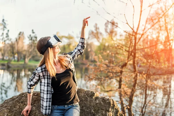 Ragazza godere di occhiali realtà virtuale — Foto Stock