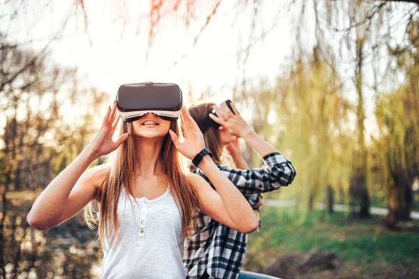 Mädchen genießen Virtual-Reality-Brille — Stockfoto