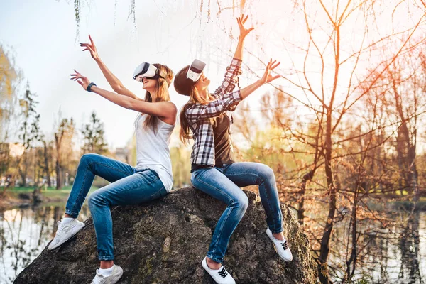 Chicas disfrutan de gafas de realidad virtual — Foto de Stock