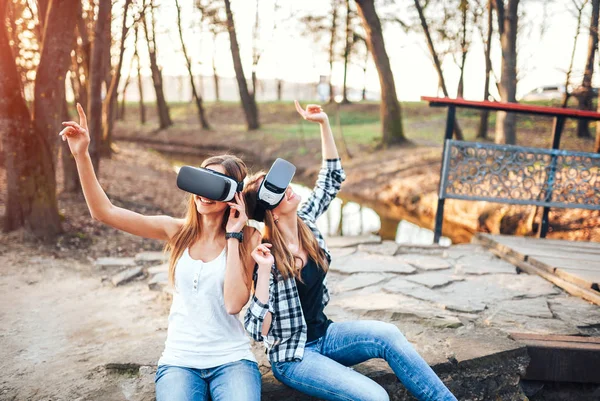 Meninas desfrutar de óculos de realidade virtual — Fotografia de Stock