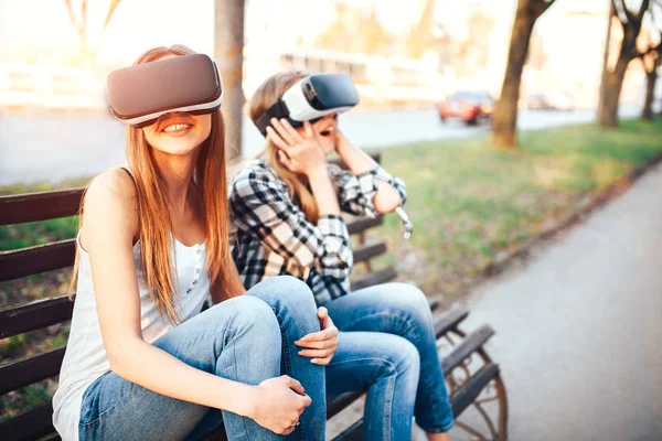 Meisjes genieten van VR-bril — Stockfoto