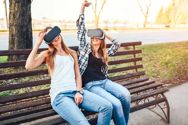 Meninas desfrutar de óculos de realidade virtual — Fotografia de Stock