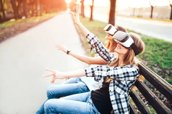 Meninas desfrutar de óculos de realidade virtual — Fotografia de Stock