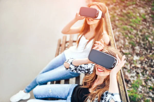 Chicas disfrutan de gafas de realidad virtual —  Fotos de Stock