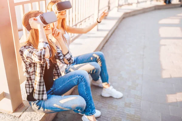 Meninas desfrutar de óculos de realidade virtual — Fotografia de Stock