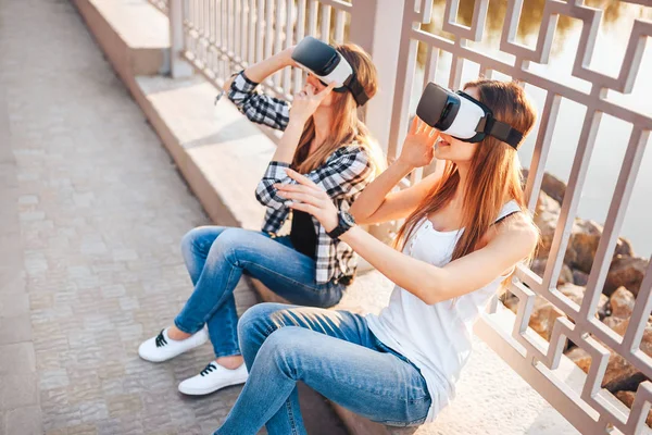 Meninas desfrutar de óculos de realidade virtual — Fotografia de Stock