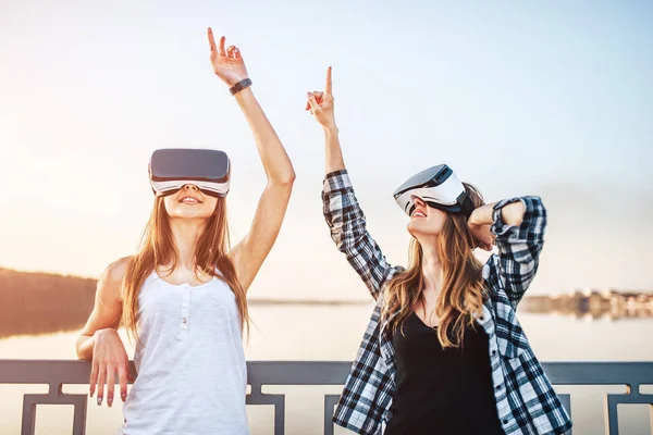 Meisjes genieten van VR-bril — Stockfoto