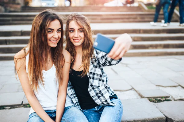 Dziewczyny co selfie w parku — Zdjęcie stockowe