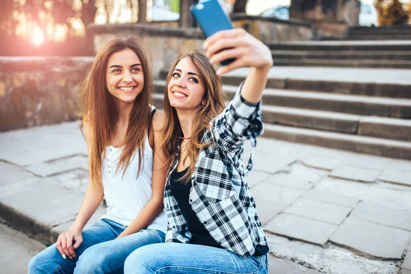 Meisjes maken selfie in het park — Stockfoto