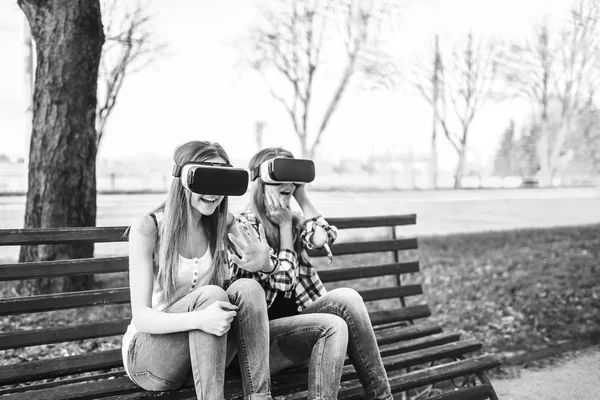 Mädchen genießen Virtual-Reality-Brille — Stockfoto