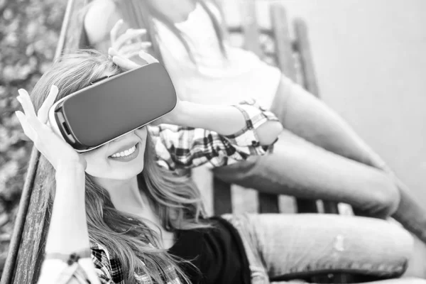 Dziewczyny się okulary wirtualnej rzeczywistości — Zdjęcie stockowe