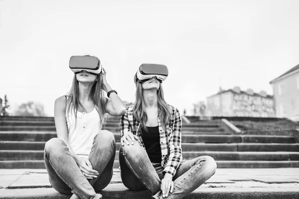 Filles profiter de lunettes de réalité virtuelle — Photo