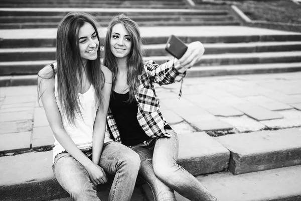 Chicas haciendo selfie en el parque — Foto de Stock
