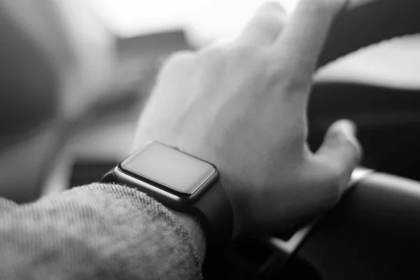 Podnikatel, řízení auta s chytré hodinky — Stock fotografie