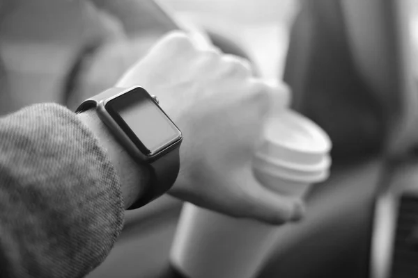 Чоловік водить машину з годинником на руці — стокове фото