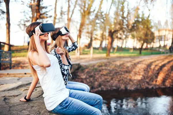 Дівчата насолоджуються окулярами віртуальної реальності Стокова Картинка