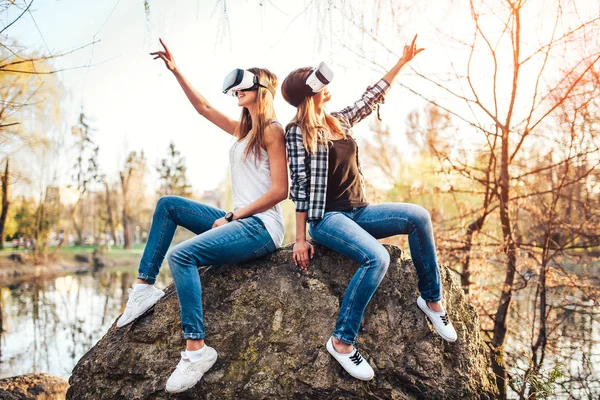 Chicas disfrutan de gafas de realidad virtual — Foto de Stock