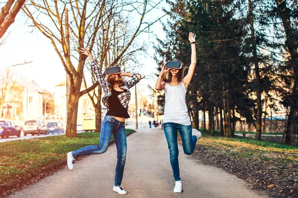 Chicas disfrutan de gafas de realidad virtual — Foto de Stock