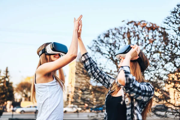 Девушки пользуются очки виртуальной реальности — стоковое фото