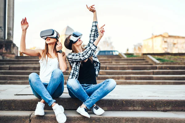 Meisjes genieten van VR-bril — Stockfoto