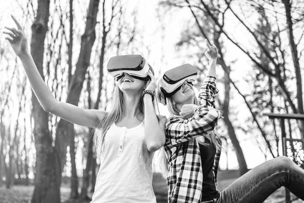 Meninas desfrutar de óculos de realidade virtual — Fotografia de Stock