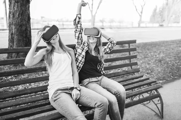 Chicas disfrutan de gafas de realidad virtual — Foto de Stock