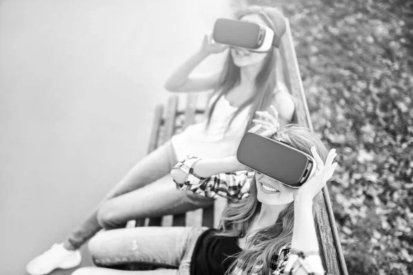 Mädchen genießen Virtual-Reality-Brille — Stockfoto