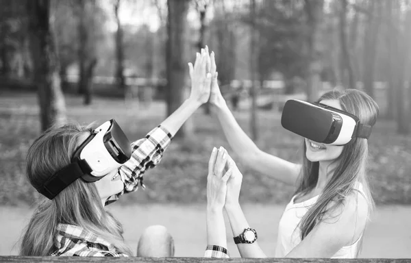 Девушки пользуются очки виртуальной реальности — стоковое фото