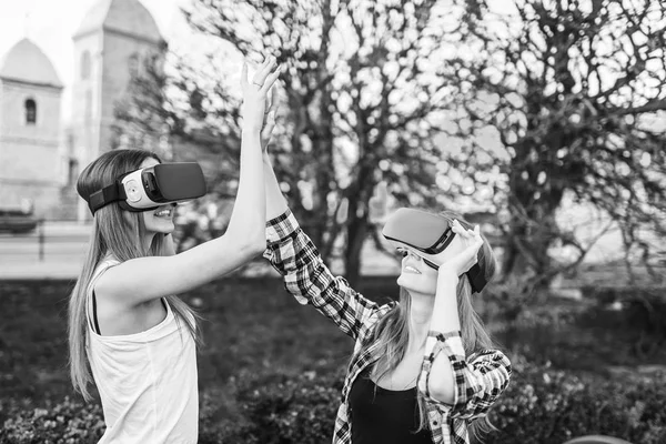 Дівчата насолоджуються окулярами віртуальної реальності — стокове фото