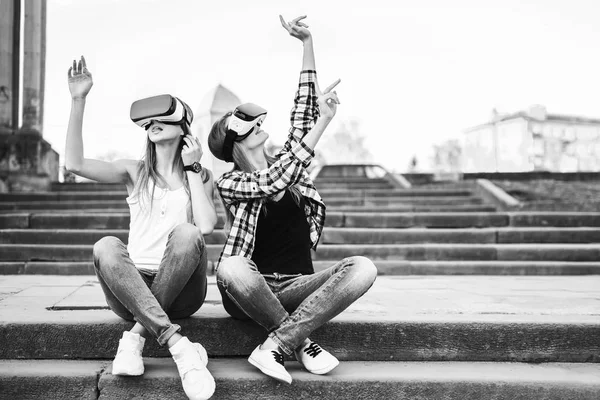 Le ragazze godono di occhiali di realtà virtuale — Foto Stock