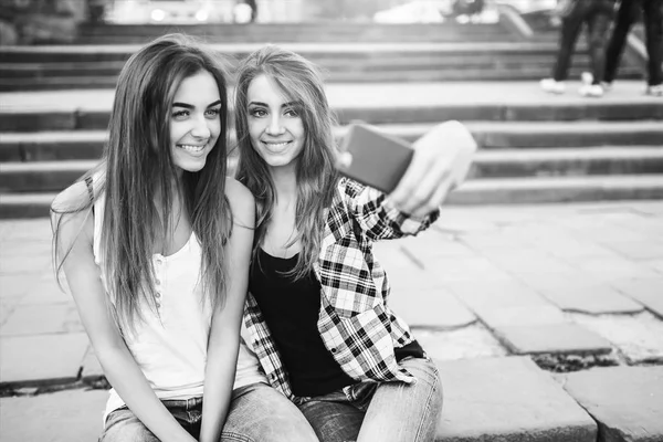 Csinos lányok, hogy selfie — Stock Fotó