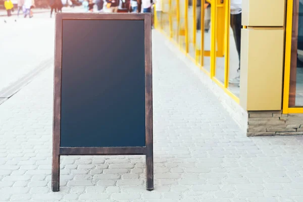 Reklam-skylt utomhus på gatan — Stockfoto