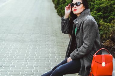 Kadın kırmızı sırt çantası ile