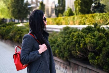 Kadın kırmızı sırt çantası ile