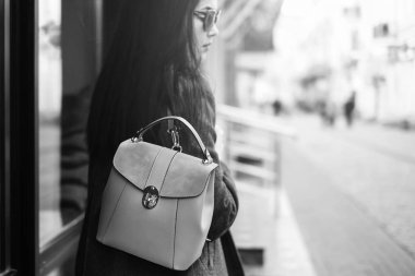 Kız sırt çantası ile yürüyüş