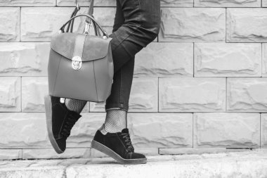 Kadın ayakları ile sırt çantası 