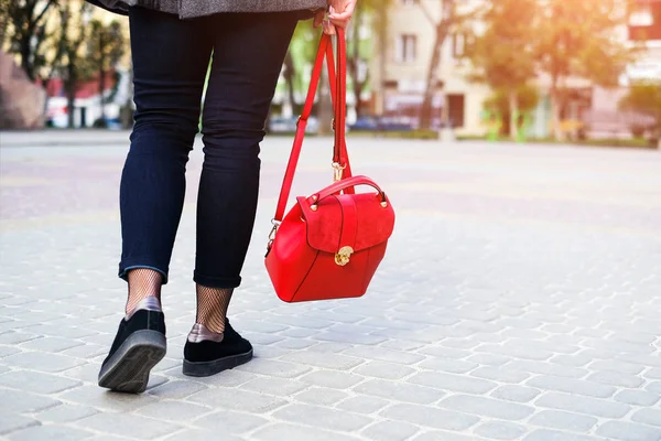 Women's voeten lopen met rode rugzak — Stockfoto
