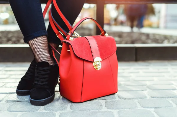 Vrouw zitten met rode tas — Stockfoto