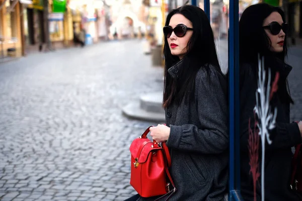 Femme dans la rue avec sac à dos rouge — Photo